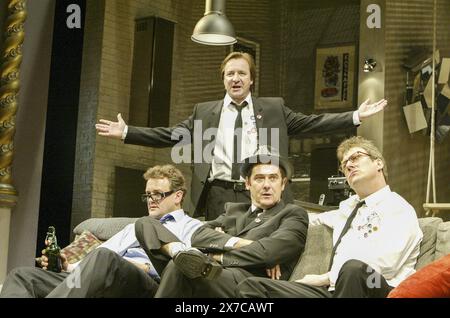 de gauche à droite : Hugh Bonneville (Joep), (debout) Neil Pearson (Maarten), Adrian Lukis (Tom), Stephen Tompkinson (Pieter) in CLOACA de Maria Goos au Old Vic Theatre, Londres SE1 28/09/2004 design : Robert Jones éclairage : Mark Henderson réalisateur : Kevin Spacey Banque D'Images