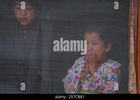 Une fille cachemirienne pleure alors que les gens portent le cadavre de l'ancien sarpanch tué ou chef de village Aijaz Sheikh pendant son cortège funéraire après que des militants présumés ont tiré sur lui sur sa maison hier soir à Heerpora Shopian, au sud de Srinagar. Un ancien sarpanch ou chef de village a été tué et un couple de touristes indiens blessé lors de deux grèves militantes distinctes à Shopian et Anantnag hier soir, avant les élections législatives de la circonscription de Baramulla au Jammu-et-Cachemire. Banque D'Images