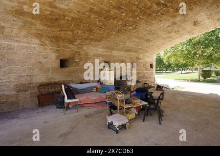 Valencia, Espagne. 15 mai 2024. Abri temporaire mis en place sous le pont de pierre dans l'après-midi, rivière Turia, Valence, Espagne Banque D'Images