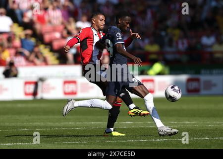 Vinicius Souza de Sheffield United (à gauche) et Pape Matar Sarr de Tottenham Hotspur se battent pour le ballon lors du premier League match à Bramall Lane, Sheffield. Date de la photo : dimanche 19 mai 2024. Banque D'Images