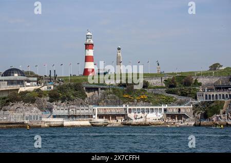 Tinto sur Plymouth Hoe un endroit en escalier pour se reposer entre nager dans la mer. Plymouth Hoe avec la Smeaton’s Tower et le café Terrace and Ocean View Banque D'Images