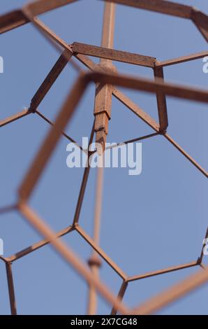 Forme géométrique abstraite faite de tiges métalliques. Déformation de ligne. Photo de haute qualité Banque D'Images