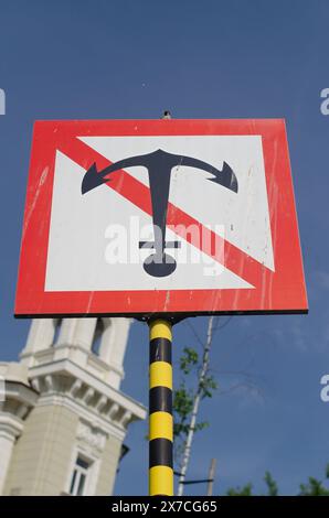 Panneau maritime interdisant l'amarrage sur le rivage et un peu de moineau dessus. Photo de haute qualité. Banque D'Images