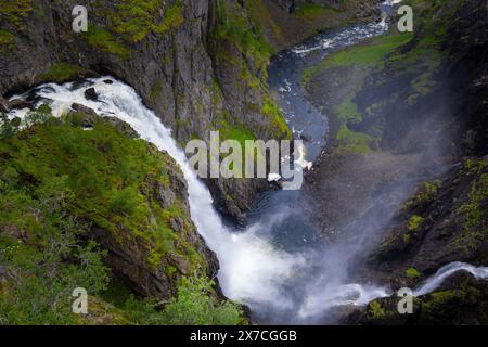 Cascade d'en haut dans les montagnes norvégiennes Banque D'Images