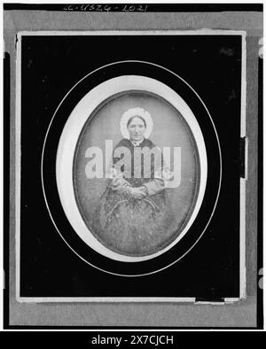 Femme non identifiée, portrait de trois quarts de long, face avant, assise, in passe partout mat., étiquette au dos du cadre : 'Portraits au daguerreotype sur papier et sur plaque de la maison eu en Clément, Rue de Rivoli 29, près la place du ... au coin de la rue ... Pygmalion'. Montre un portrait de Daguerre et un appareil photo daguerrien, un objectif et une photographie encadrée., écrit au dos du cadre : 2194., cadeau ; Charles W. Millard ; 1976 ; (DLC/PP-1976:096)., fait partie de : collection daguerréotype , . Banque D'Images