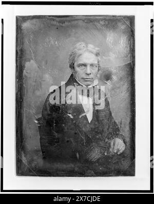 Michael Faraday, portrait en demi-longueur, aux trois quarts à droite, assis sur une chaise, main posée sur une table, rayé au dos de la plaque : 454 ; Faraday., transfert ; U.S. War College ; 1920; (DLC/PP-1920:46153)., fait partie de : collection daguerréotype , produit par le studio de Mathew Brady., prêt d'exposition 4116-L.. Faraday, Michael, 1791-1867. Banque D'Images