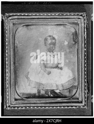 Mabel Hubbard en jeune fille, portrait en pied, assise sur une chaise, photographe non identifié., cas : motif floral central entouré de rouleaux., note d'accompagnement : Mabel G. Hubbard., transfert ; Division des manuscrits ; 1975 ; (DLC/PP-1975:199)., fait partie de : Gilbert H. Grosvenor collection de photographies de la famille Alexander Graham Bell , fait partie de : Daguerréotype collection Bell, Mabel Gardiner Hubbard, 1857-1923. Banque D'Images