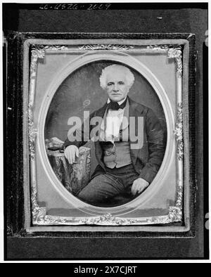 Alexander Bell, portrait de trois quarts de longueur, assis, face avant, avec la main sur la table avec nappe, photographe non identifié., Hallmark : 40., étui : cuir Uni., transfert; Manuscript Division ; 1975 ; (DLC/PP-1975:199)., fait partie de : Gilbert H. Grosvenor collection de photographies de la famille Alexander Graham Bell , fait partie de : Daguerréotype collection Bell, Alexander, 1790-1865. Banque D'Images