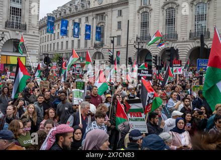Londres, Royaume-Uni. 18 mai 2024 : manifestants à Piccadilly Circus lors de la marche Nakba 76 pour la Palestine contre les attaques israéliennes contre Gaza dans le centre de Londres, Royaume-Uni. Banque D'Images