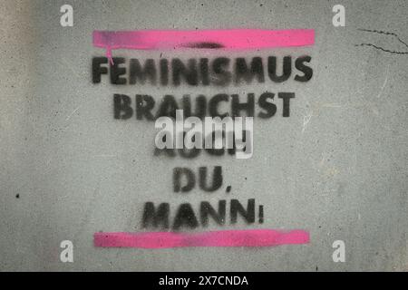 Tu as besoin de féminisme aussi, homme sur un mur Banque D'Images