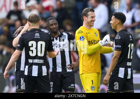 ALMELO - Brian de Keersmaecker d'Heracles Almelo, Diego van Oorschot d'Heracles Almelo, Kelvin Leerdam d'Heracles Almelo, le gardien d'Heracles Almelo Michael Brouwer, Ruben Roosken d'Heracles Almelo célèbre avoir atteint une nouvelle année de premier League après la fin du match néerlandais Eredivisie entre Heracles Almelo et Fortuna Sittard au stade Erve Asito le 19 mai 2024 à Almelo, pays-Bas. ANP COR LASKER Banque D'Images