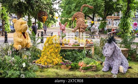 Londres, Royaume-Uni. 19 mai 2024. Une scène de Winnie l'Ourson le long de Kings Road. Fleuristes et designers ont mis la touche finale au festival « Chelsea in Bloom » de cette année, au cours duquel les entreprises de Chelsea présentent des expositions florales à thème parallèlement au Chelsea Flower Show. Le thème des années 2024 est « Fêtes florales ». Crédit : Imageplotter/Alamy Live News Banque D'Images