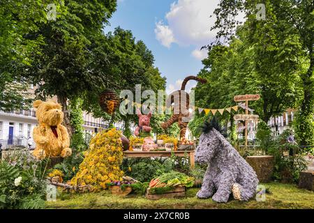 Londres, Royaume-Uni. 19 mai 2024. Une scène de Winnie l'Ourson le long de Kings Road. Fleuristes et designers ont mis la touche finale au festival « Chelsea in Bloom » de cette année, au cours duquel les entreprises de Chelsea présentent des expositions florales à thème parallèlement au Chelsea Flower Show. Le thème des années 2024 est « Fêtes florales ». Crédit : Imageplotter/Alamy Live News Banque D'Images