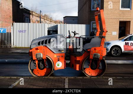 Glasgow Écosse : 12 février 2024 Un rouleau de tambour en acier hamm stationné sur Sideide pendant une matinée ensoleillée Banque D'Images