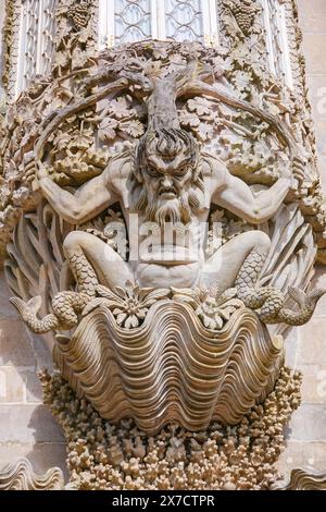 Le Portique Triton en pierre sculptée ornée sur la façade principale du palais de Pena ou du château historique de Palácio da Pena à Sintra, au Portugal. Le palais du château de conte de fées est considéré comme l'un des plus beaux exemples de l'architecture du romantisme portugais du 19ème siècle dans le monde. Banque D'Images