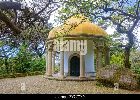 Le temple des colonnes, avec une coupole jaune maintenue par douze colonnes, dans le parc entourant le palais de Pena ou le château historique de Palácio da Pena à Sintra, Portugal. Le palais du château de conte de fées est considéré comme l'un des plus beaux exemples de l'architecture du romantisme portugais du 19ème siècle dans le monde. Banque D'Images