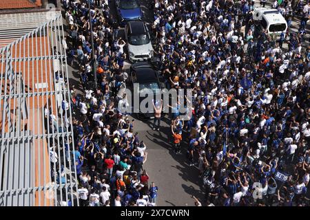 Milan, Italie. 19 mai 2024. Les fans du FC Internazionale se rassemblent à l'extérieur du stade et attendent l'arrivée du bus de l'équipe avant le match de Serie A à Giuseppe Meazza, Milan. Le crédit photo devrait se lire : Jonathan Moscrop/Sportimage crédit : Sportimage Ltd/Alamy Live News Banque D'Images