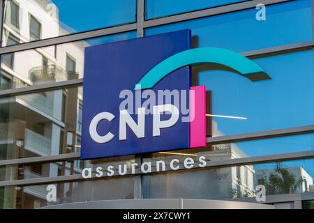 Enseigne et logo au siège social de CNP assurances, compagnie d’assurance française spécialisée dans l’épargne, la retraite, la santé et les prêts Banque D'Images