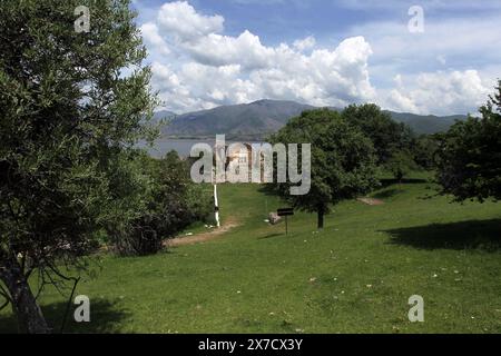 Agios Achilios, une petite île sur le lac de Prespa Banque D'Images