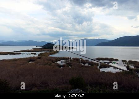 Agios Achilios, une petite île sur le lac de Prespa Banque D'Images