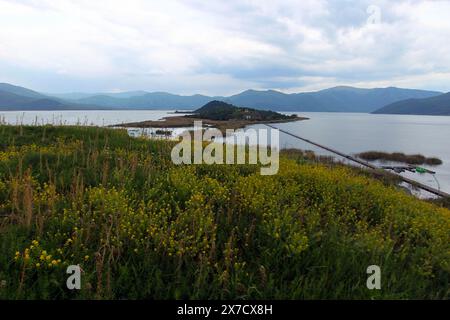 Agios Achilios, une petite île sur le lac de Prespa Banque D'Images