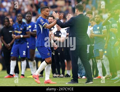 Thiago Silva de Chelsea (à gauche) est félicité par l'entraîneur Mauricio Pochettino lors du match de premier League à Stamford Bridge, Londres. Date de la photo : dimanche 19 mai 2024. Banque D'Images