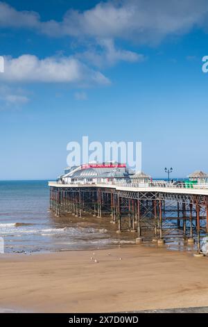 Vue de trois quarts du Cromer Pier en orientation Portrait Banque D'Images