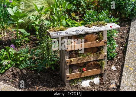 Bug hôtel situé à côté d'une route dans la région de Woolston à Southampton, Angleterre, Royaume-Uni Banque D'Images