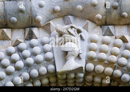La décoration du casque chevaliers sur l'entrée monumentale du Palais de Pena ou du château historique du palais de Palácio da Pena vue depuis le triage des autocars à Sintra, Portugal. Le palais du château de conte de fées est considéré comme l'un des plus beaux exemples de l'architecture du romantisme portugais du 19ème siècle dans le monde. Banque D'Images