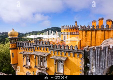 Le pavillon du café et le belvédère au Palais de Pena ou au château historique de Palácio da Pena à Sintra, Portugal. Le palais du château de conte de fées est considéré comme l'un des plus beaux exemples de l'architecture du romantisme portugais du 19ème siècle dans le monde. Banque D'Images