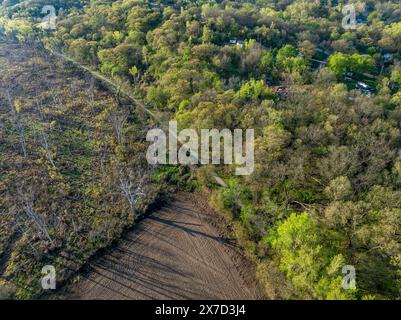 Steamboat trace, piste cyclable convertie d'un chemin de fer abandonné au Pérou, Nebraska, vue aérienne printanière Banque D'Images