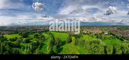 Image panoramique ultra large du paysage urbain de Manchester prise depuis Longford Park à Trafford. Banque D'Images