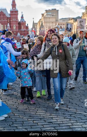 Moscou, Russie - 9 mai 2022 : régiment immortel le jour de la victoire le 9 mai, quand les gens vont colonne et portent des banderoles avec des portraits de leur relativ Banque D'Images