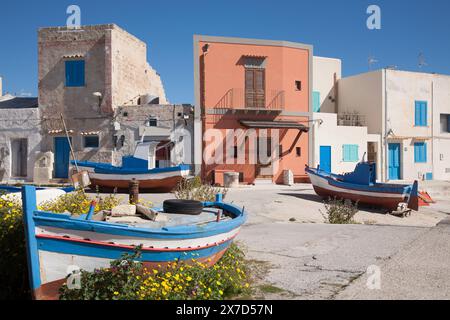 Le village de pêcheurs de Punto Longa sur l'île méditerranéenne de Favignana qui appartient à l'archipel des îles égadiennes de Sicile, Italie Banque D'Images