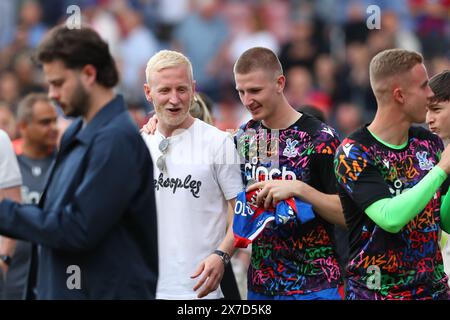 Selhurst Park, Selhurst, Londres, Royaume-Uni. 19 mai 2024. Premier League Football, Crystal Palace contre Aston Villa ; Will Hughes et Adam Wharton de Crystal Palace pendant le tour d'appréciation de fin de saison. Crédit : action plus Sports/Alamy Live News Banque D'Images