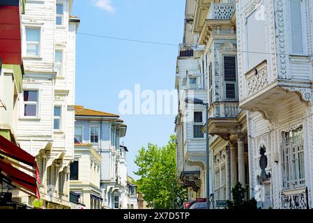 Quartier Arnavutkoy à Istanbul, Turquie - 05.16.2022 : une rue pittoresque avec de belles vieilles maisons en bois. Yalı sur les rives du Bosphore. Banque D'Images