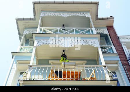 Un bâtiment avec des décorations sculptées et des balcons dans le quartier Arnavutkoy d'Istanbul. Vue sur la façade d'une maison en bois de style traditionnel Banque D'Images