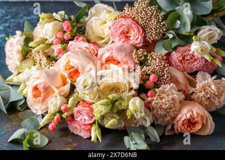 Bouquet de belles roses rouges, roses et jaunes en gros plan. Banque D'Images