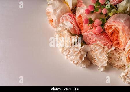 Bouquet de belles roses rouges, roses et jaunes en gros plan. Banque D'Images