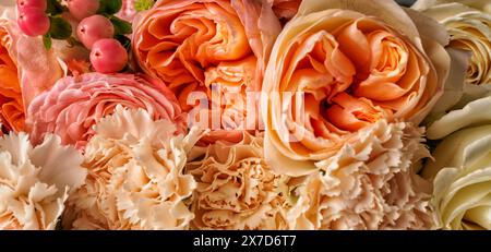 Bouquet de belles roses rouges, roses et jaunes en gros plan. Banque D'Images