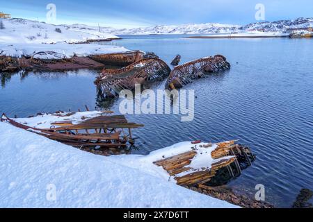 Le cimetière des navires coulés à Teriberka dans la région de Mourmansk en Russie, sur la côte de la mer de Barents. Banque D'Images