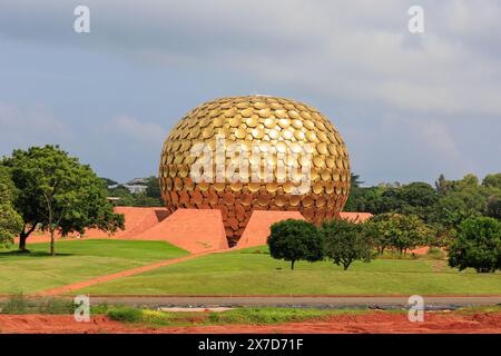 Gros plan de Matrimandir ( Golden Globe ) à Auroville, Pondichéry, Inde Banque D'Images