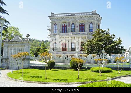 Vue de la façade latérale du pavillon Küçüksu, résidence du sultan construite dans le style baroque ottoman au XIXe siècle (Istanbul, Türkiye) Banque D'Images