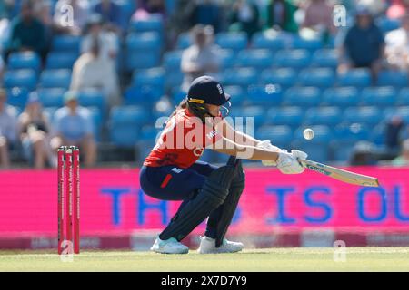 Headingley Cricket Ground, Leeds le dimanche 19 mai 2024. Lauren Filer de l'Angleterre lors du troisième match IT20 entre l'Angleterre féminine et la Pakistan féminine au Headingley Cricket Ground, Leeds le dimanche 19 mai 2024. (Photo : Mark Fletcher | mi News) crédit : MI News & Sport /Alamy Live News Banque D'Images