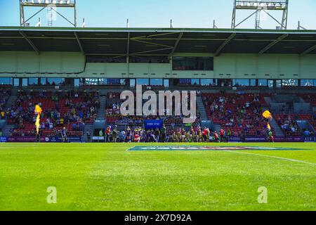 St Helens, Merseyside, Royaume-Uni. 19 mai 2024. Betfred Challenge Cup Rugby : Huddersfield Giants vs Warrington Wolves au Totally Wicked Stadium. Les équipes entrent sur le terrain pour la deuxième demi-finale entre Huddersfield Giants et Warrington Wolves. Crédit James Giblin Photography/Alamy Live News. Banque D'Images