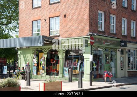 Scène de rue, Highgate High Street, Highgate, Londres, Royaume-Uni - trafic; magasins ; maisons ; piétons ; couple assis ; Highgate est une banlieue de Londres Banque D'Images