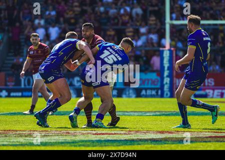 St Helens, Merseyside, Royaume-Uni. 19 mai 2024. Betfred Challenge Cup Rugby : Huddersfield Giants vs Warrington Wolves au Totally Wicked Stadium. SEBASTINE IKAHIHIFO est abordé par JOE PHILBIN & BEN CURRIE. Crédit James Giblin Photography/Alamy Live News. Banque D'Images