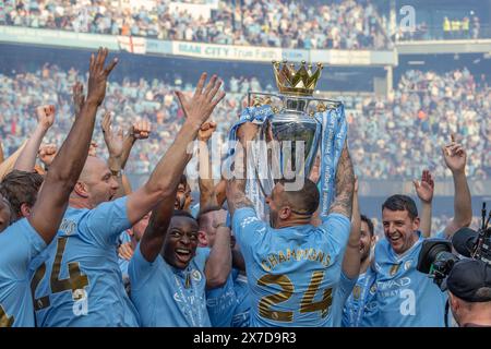 Kyle Walker de Manchester City remporte le trophée de premier League lors du match de premier League Manchester City vs West Ham United au stade Etihad, Manchester, Royaume-Uni, le 19 mai 2024 (photo de Mark Cosgrove/News images) Banque D'Images