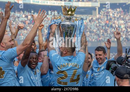 Kyle Walker de Manchester City remporte le trophée de premier League lors du match de premier League Manchester City vs West Ham United au stade Etihad, Manchester, Royaume-Uni, le 19 mai 2024 (photo de Mark Cosgrove/News images) Banque D'Images