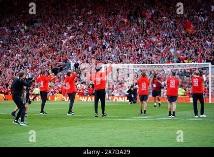 L'entraîneur de Liverpool, Jurgen Klopp, et le personnel des entraîneurs célèbrent avec les fans la fin du match de premier League à Anfield, Liverpool. Date de la photo : dimanche 19 mai 2024. Banque D'Images